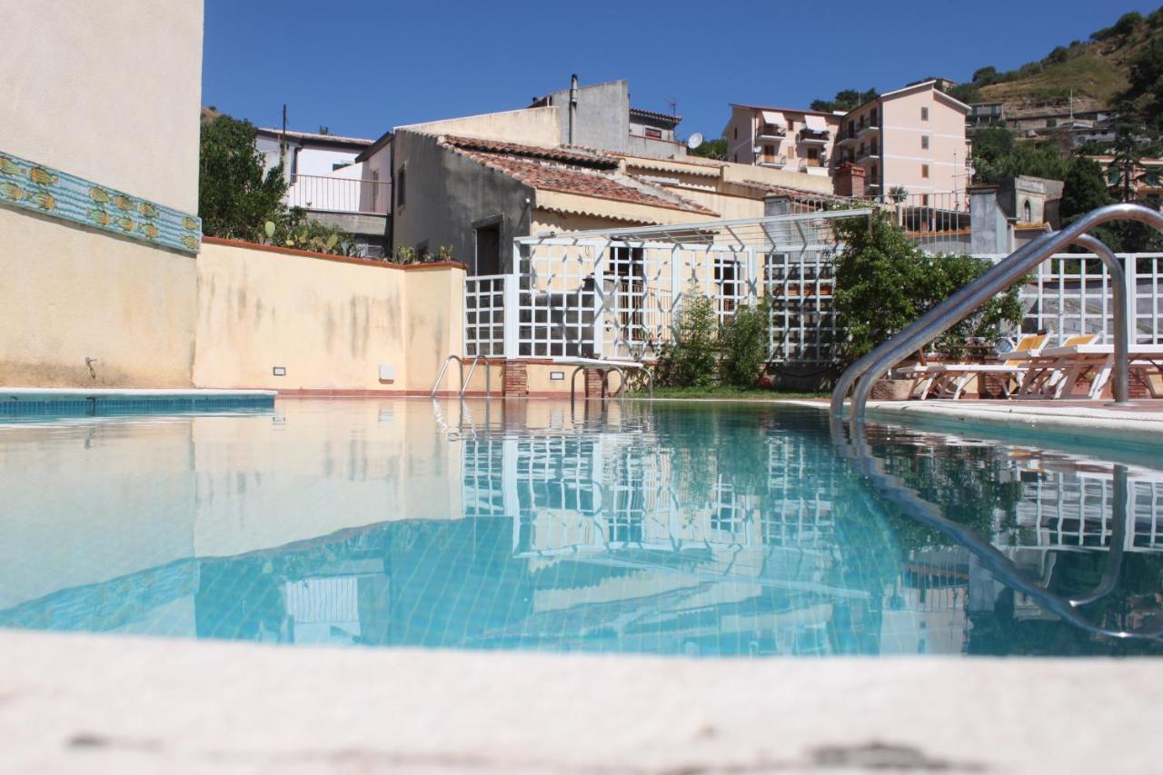 The Clock Houses Borgo Gallodoro Letojanni Exterior foto